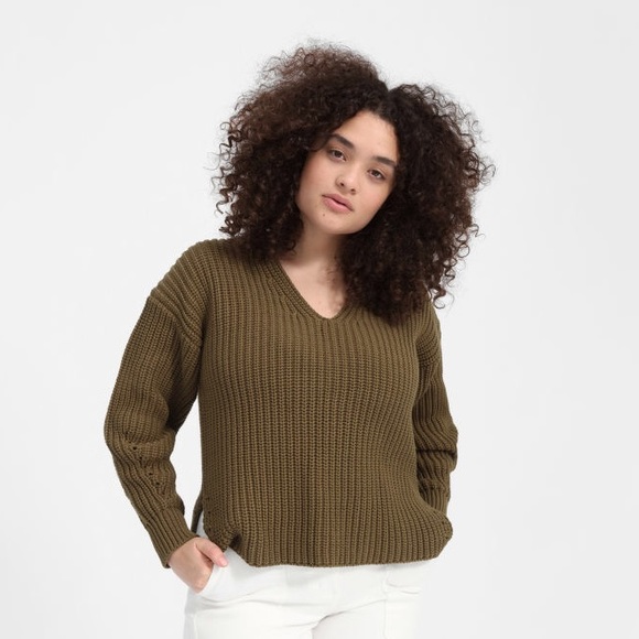 Everlane Sweaters - Everlane Texture Cotton V-Neck in Surplus